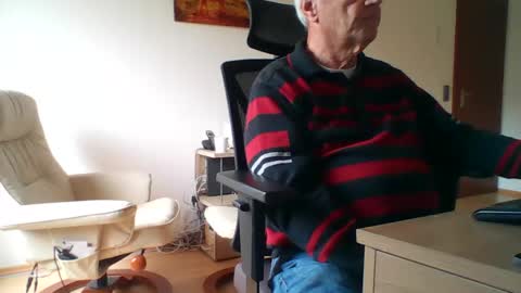 Snapshot of camcologne chatting on 12.17.25 camcologne online show from 12.17.25