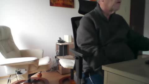 Snapshot of camcologne chatting on 12.19.25 camcologne online show from 12.19.25