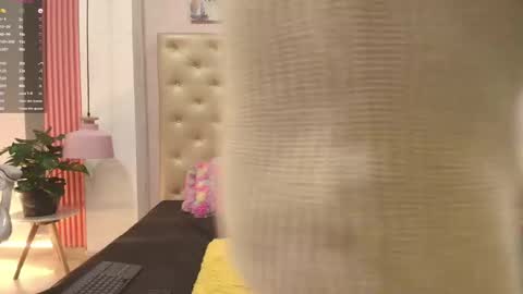 Snapshot of camii_raux chatting on 12.02.25 CA M I online show from 12.02.25