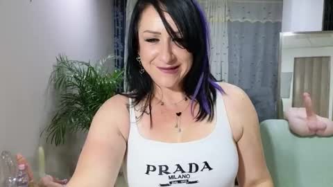 Snapshot of camil_milfdream chatting on 02.16.25 Camil online show from 02.16.25