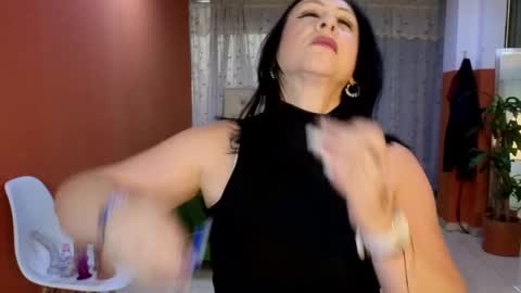 Snapshot of camil_milfdream chatting on 10.06.25 Camil online show from 10.06.25