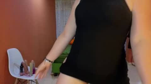 Snapshot of camil_milfdream chatting on 10.12.25 Camil online show from 10.12.25