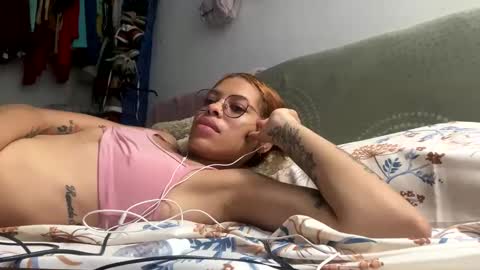 Snapshot of camilahot_girl chatting on 09.14.25 kira online show from 09.14.25