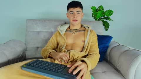 Snapshot of camilo_xcam chatting on 10.08.25 CAMILO online show from 10.08.25