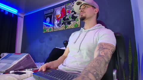 Snapshot of camiloalvarezzz3 chatting on 01.27.25 CAMILO online show from 01.27.25