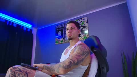 Snapshot of camiloalvarezzz3 chatting on 10.21.25 CAMILO online show from 10.21.25