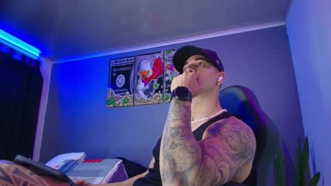 Snapshot of camiloalvarezzz3 chatting on 10.29.25 CAMILO online show from 10.29.25