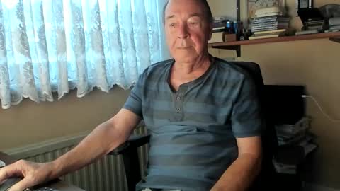 Snapshot of cammee chatting on 12.19.25 Cammee online show from 12.19.25