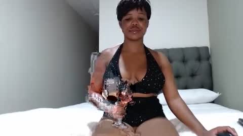 Snapshot of caramelbbe chatting on 02.21.25 fifi online show from 02.21.25