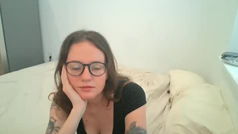 Snapshot of caraviolet chatting on 05.27.26 caraviolet online show from 05.27.26