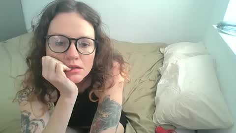 Snapshot of caraviolet chatting on 06.02.26 caraviolet online show from 06.02.26