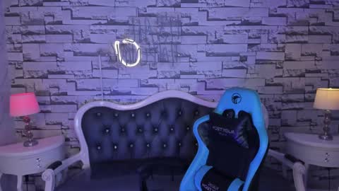 Snapshot of carlie_mayer chatting on 12.18.24 CARLYE online show from 12.18.24