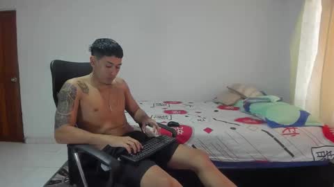 Snapshot of carlitosex09 chatting on 10.05.25 master online show from 10.05.25