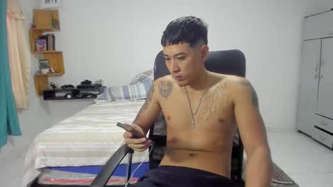 Snapshot of carlitosex09 chatting on 10.19.25 master online show from 10.19.25