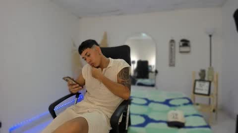 Snapshot of carlitosex09 chatting on 10.26.25 master online show from 10.26.25