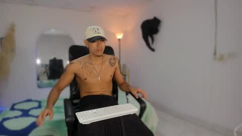 Snapshot of carlitosex09 chatting on 10.27.25 master online show from 10.27.25