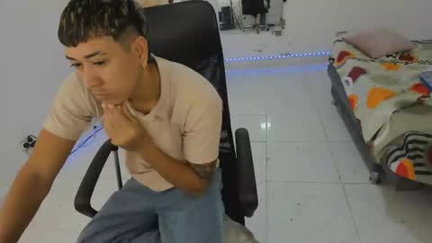 Snapshot of carlitosex09 chatting on 12.21.25 master online show from 12.21.25