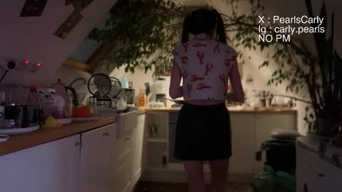 Carly Pearls online show from 12.18.25