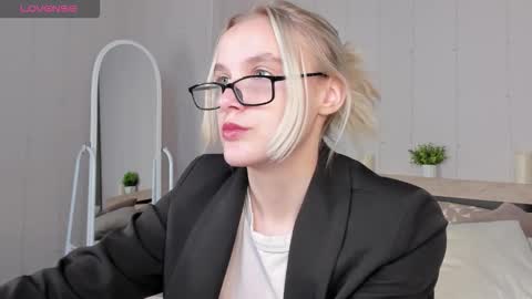 Snapshot of carolin_miller chatting on 09.23.25 Carol online show from 09.23.25