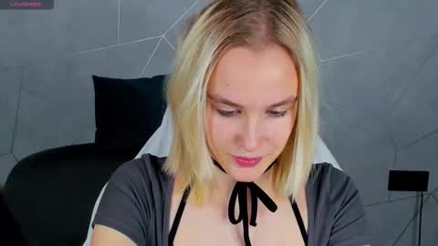 Snapshot of carolin_miller chatting on 10.29.25 Carol online show from 10.29.25