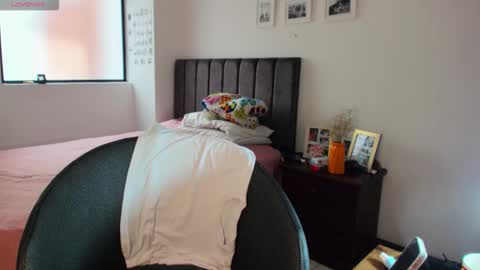 Snapshot of carolina_zaens chatting on 10.15.25 carolina_zaens online show from 10.15.25