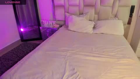 Snapshot of carolinafox_ chatting on 11.11.25 caroline online show from 11.11.25