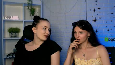 Snapshot of caroline_honeyy chatting on 05.25.26 Caroline online show from 05.25.26