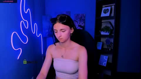 Snapshot of caroline_honeyy chatting on 06.23.26 Caroline online show from 06.23.26