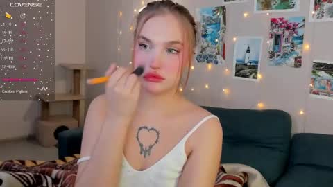 Snapshot of caroline_kiparis chatting on 01.08.25 Caro online show from 01.08.25