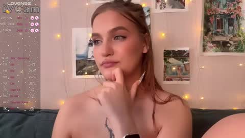 Snapshot of caroline_kiparis chatting on 02.11.25 Caro online show from 02.11.25