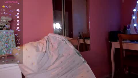 Snapshot of caroline_kiparis chatting on 09.22.25 Caro online show from 09.22.25