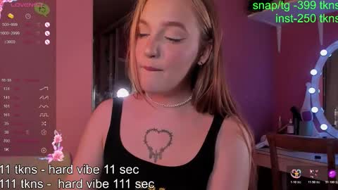 Snapshot of caroline_kiparis chatting on 11.07.25 Caro online show from 11.07.25