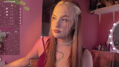 Snapshot of caroline_kiparis chatting on 11.21.25 Caro online show from 11.21.25