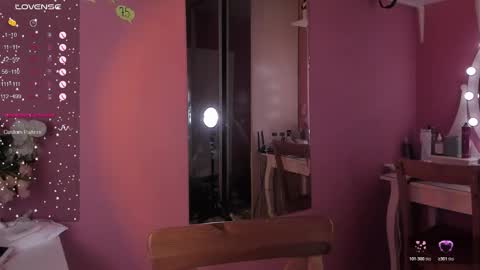 Snapshot of caroline_kiparis chatting on 11.25.25 Caro online show from 11.25.25