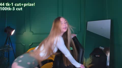 Snapshot of cassie_palmer chatting on 01.03.25 Hello my name is Cassie and my friend Nilo is also here online show from 01.03.25