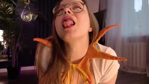 Snapshot of cassiecool chatting on 10.23.25 assie online show from 10.23.25