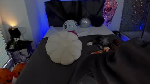 Snapshot of cassieevanss chatting on 10.27.25 Cassie online show from 10.27.25