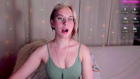 Snapshot of cassy_moore chatting on 11.03.25 Ellie online show from 11.03.25