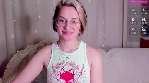 Snapshot of cassy_moore chatting on 12.05.25 Ellie online show from 12.05.25