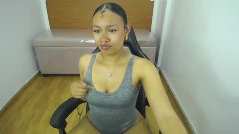 Snapshot of catalina25_t chatting on 10.01.25 catalina25_t online show from 10.01.25