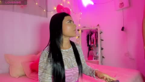 Snapshot of catalina_and_roger chatting on 02.20.25 Cata y Roger online show from 02.20.25