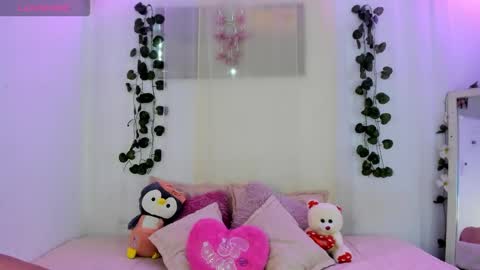 Snapshot of catalina_and_roger chatting on 09.23.25 Cata y Roger online show from 09.23.25