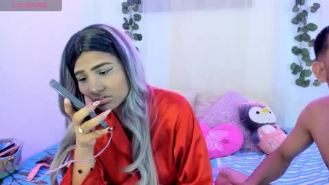 Snapshot of catalina_and_roger chatting on 10.25.25 Cata y Roger online show from 10.25.25