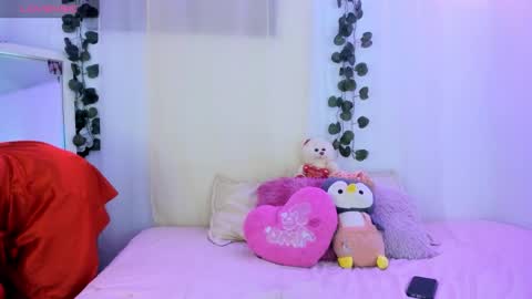 Snapshot of catalina_and_roger chatting on 11.06.25 Cata y Roger online show from 11.06.25