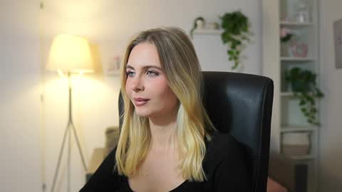 Snapshot of catecrago_ chatting on 11.25.25 catecrago online show from 11.25.25