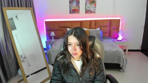 catti_brie_ online show from 04.17.26