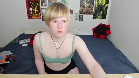 Snapshot of cattie_w_ chatting on 05.02.26 cattie_w_ online show from 05.02.26