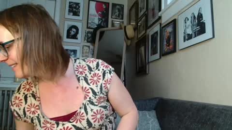 Snapshot of cecilysaintclaire chatting on 12.28.24 Cecily Saint Claire online show from 12.28.24