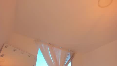 Snapshot of celia_dubois chatting on 09.10.25 Ari online show from 09.10.25