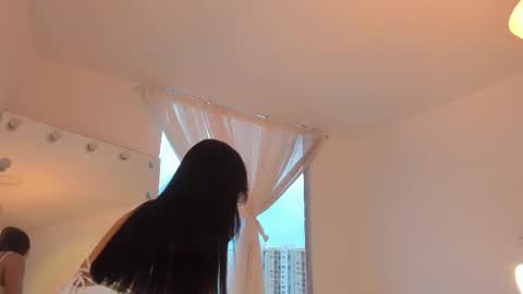 Snapshot of celia_dubois chatting on 09.19.25 Ari online show from 09.19.25